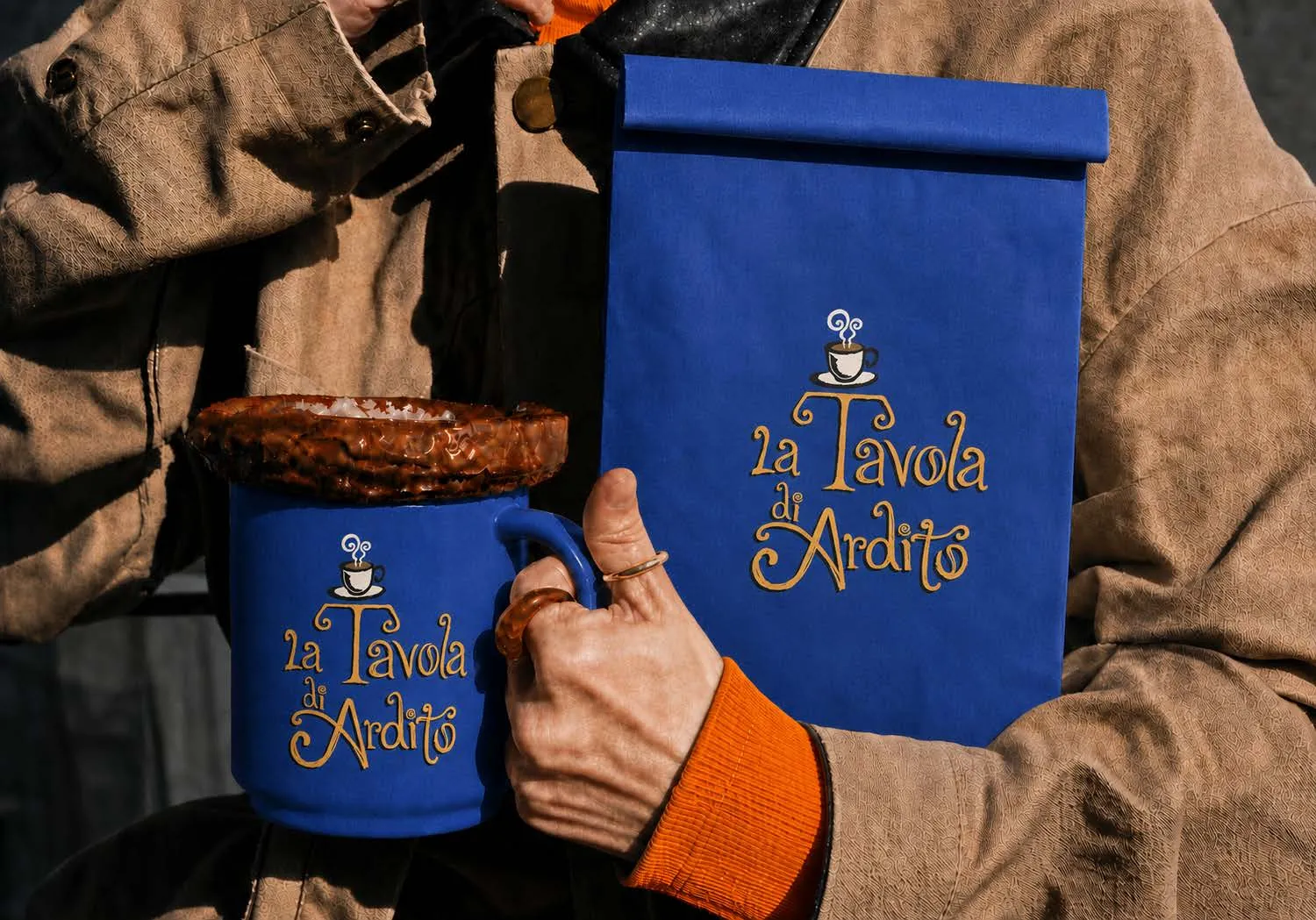 Bolsa y taza de La Tavola di Ardito