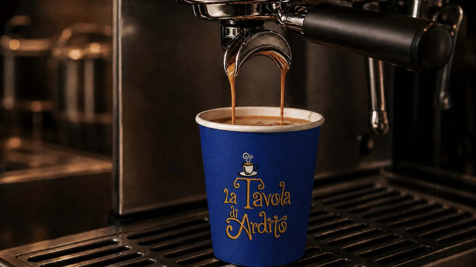 Espresso cayendo en un vaso azul de La Tavola di Ardito