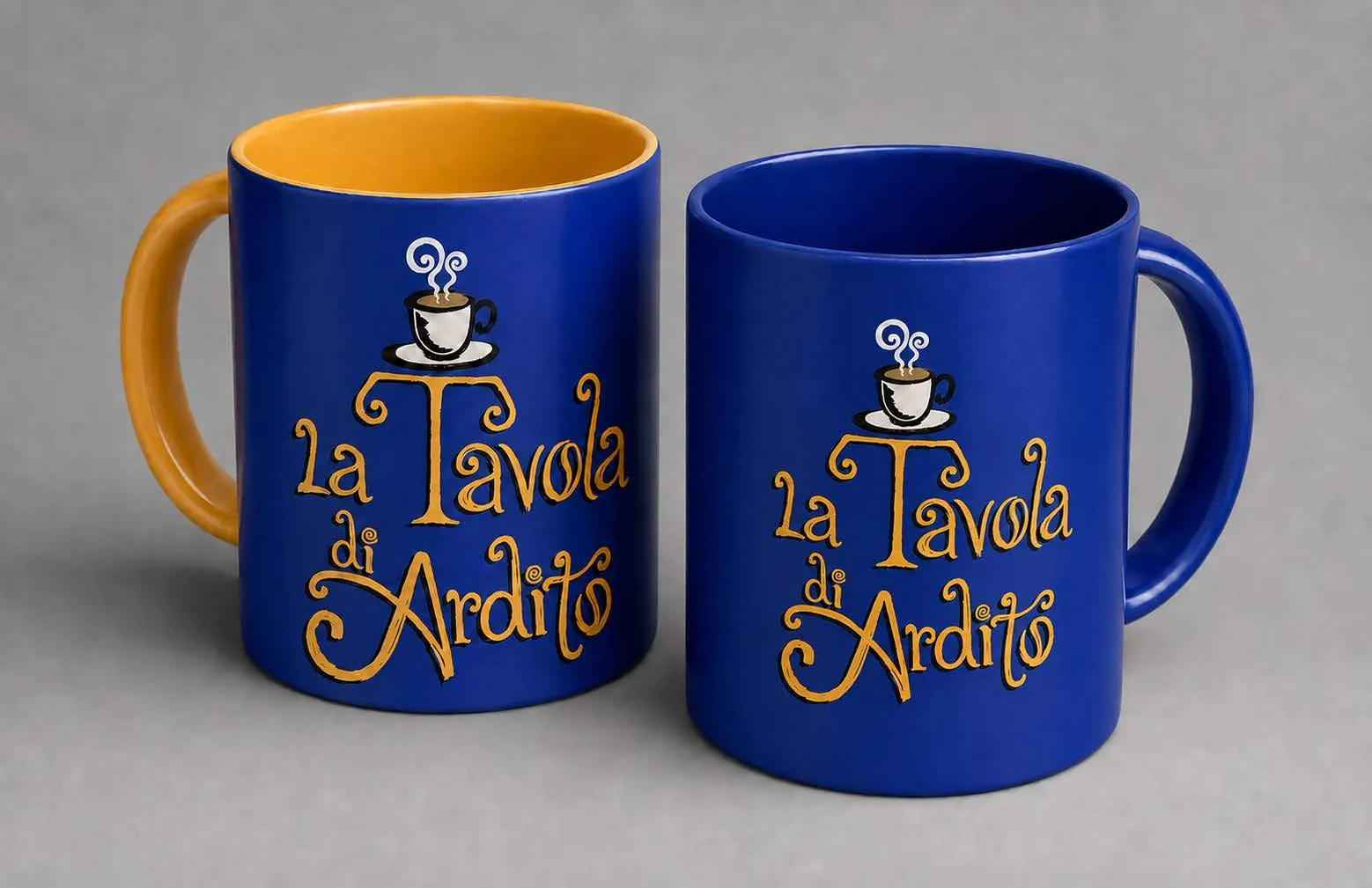 Dos tazas azules con el logo de La Tavola di Ardito